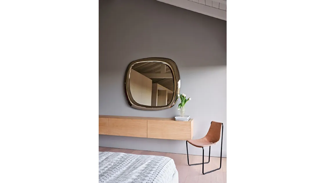 Specchio Bold H120 con cornice in vetro bronzo di Midj