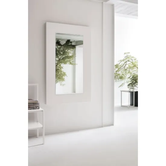 Specchio Dolcevita con cornice in legno laccato poro aperto bianco gesso di Tomasella