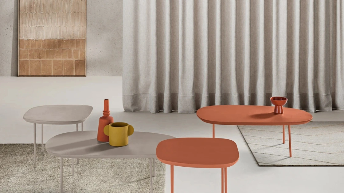 Tavolino Flux con piano sagomato in MDF e gambe in metallo verniciato di Ikone Casa