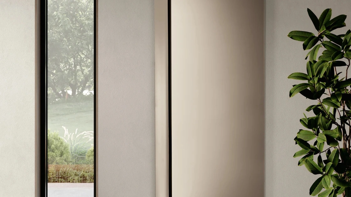 Specchio rettangolare con inserto laterale curvo Helmut di Ikone Casa