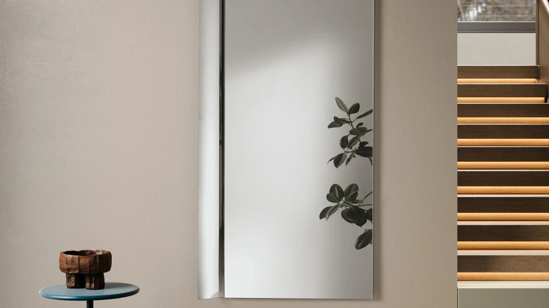 Specchio rettangolare con inserto laterale curvo Helmut di Ikone Casa
