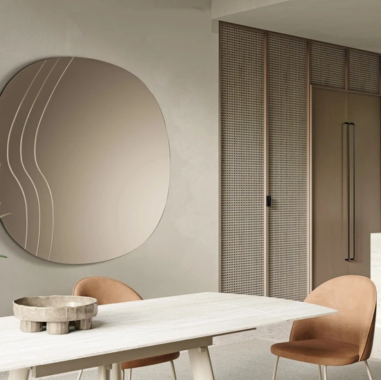 Specchio sagomato con incisioni laterali a onda Luxe di Ikone Casa