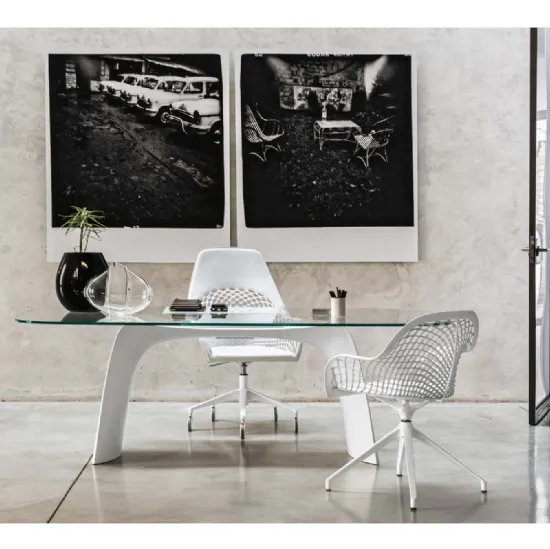Lampada in metallo con rete in cuoio Guapa Floor Lamp di Midj