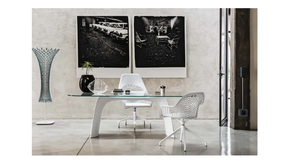 Lampada in metallo con rete in cuoio Guapa Floor Lamp di Midj
