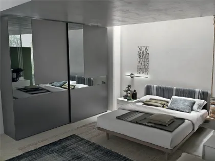 Armadio Cristal in laccato opaco antracite con ante specchio grigio e grigio satinato di Tomasella
