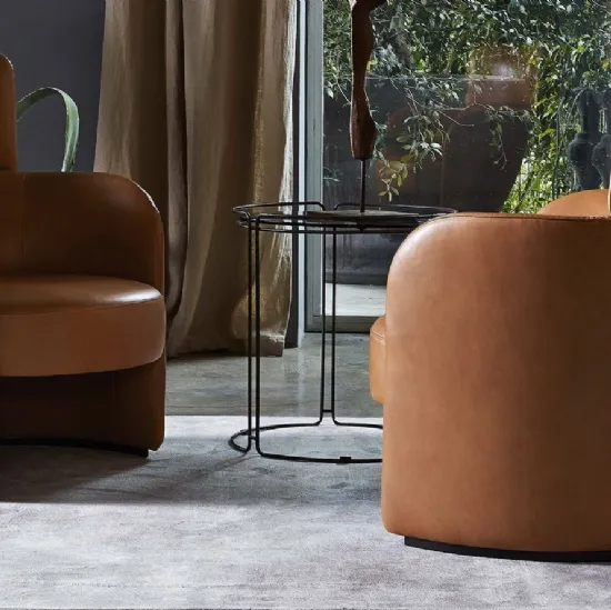 Poltroncina dalla forma tondeggiante in pelle Claire Ditre Italia