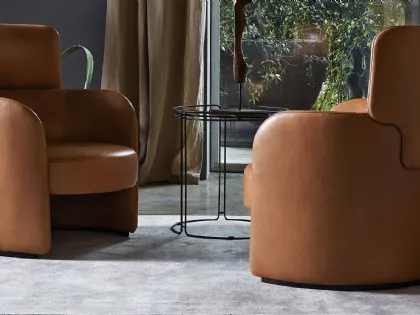 Poltroncina dalla forma tondeggiante in pelle Claire Ditre Italia
