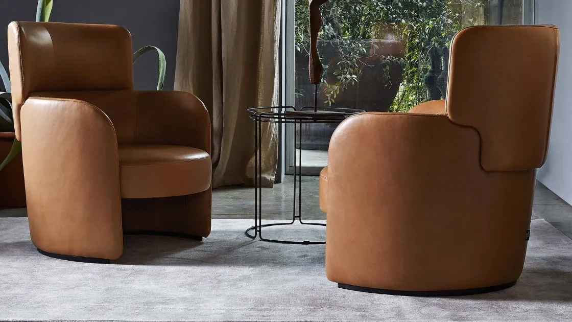 Poltroncina dalla forma tondeggiante in pelle Claire Ditre Italia