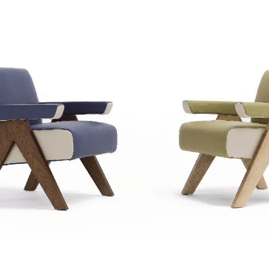 Poltroncina Fram in tessuto con struttura in legno massello di Egoitaliano