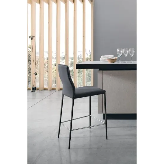 Sgabello Diva in tessuto con struttura in metallo antracite di Sedit