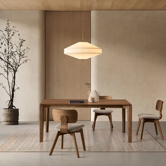 Sedia in legno di gomma con seduta imbottita Kaya di Ikone Casa