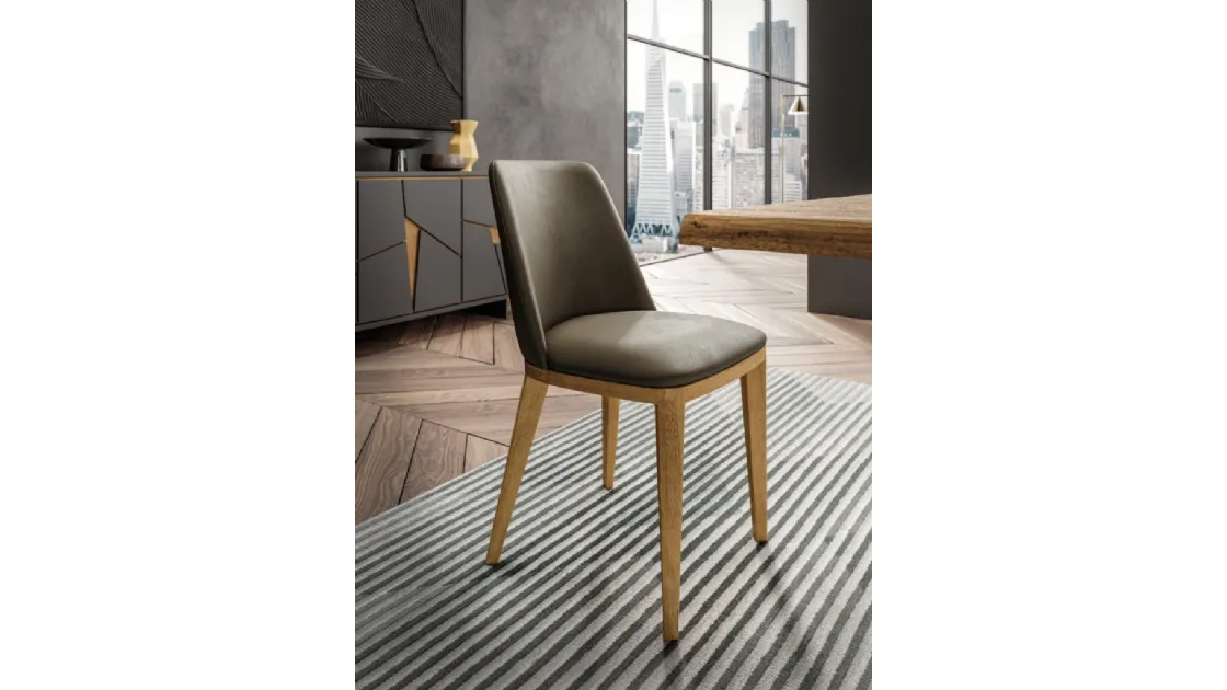 Sedia Nesty2 in pelle con gambe in legno di FGF Mobili