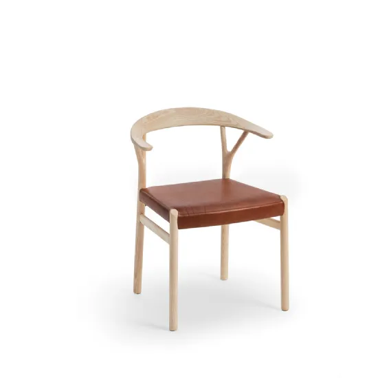 Sedia con braccioli in legno di frassino con seduta rivestita in cuoio Oslo di Midj