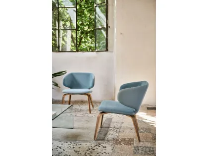 Sedia lounge in tessuto con struttura in legno Wrap AP L TS_N di Midj