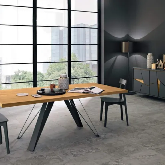 Tavolo Blade in legno con profilo dritto e base in metallo laccato antracite di FGF Mobili