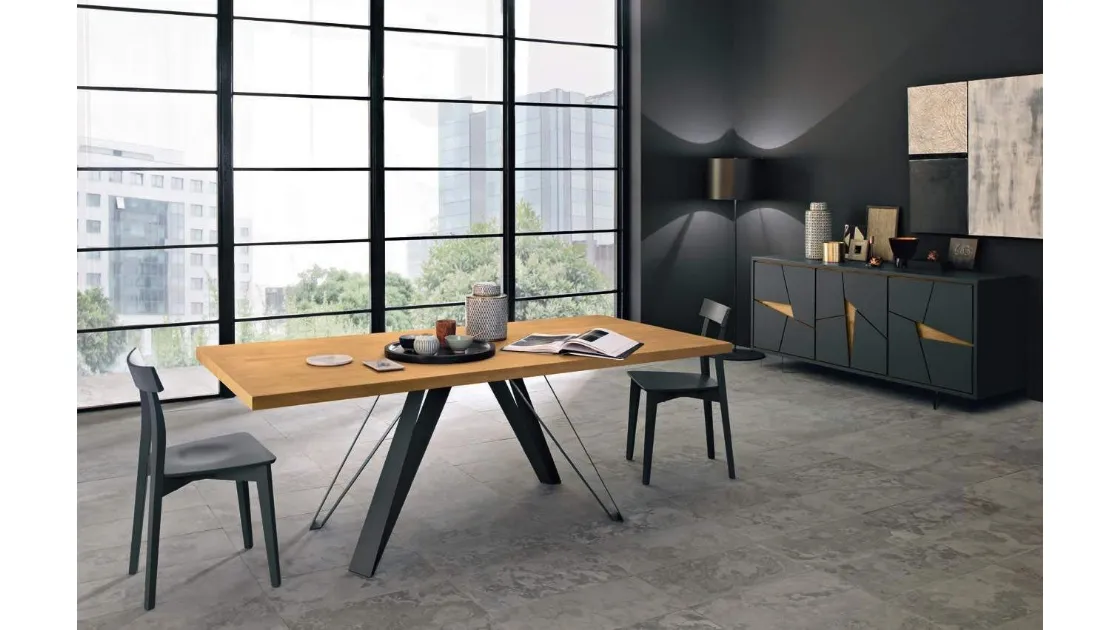 Tavolo Blade in legno con profilo dritto e base in metallo laccato antracite di FGF Mobili