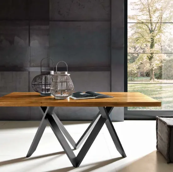Tavolo con gambe in metallo antracite e piano in legno Twist di FGF Mobili