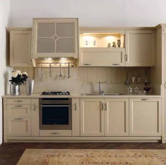 Cucina Classica lineare Chimera  in legno laccato opaco Beige di Le Cucine dei Mastri