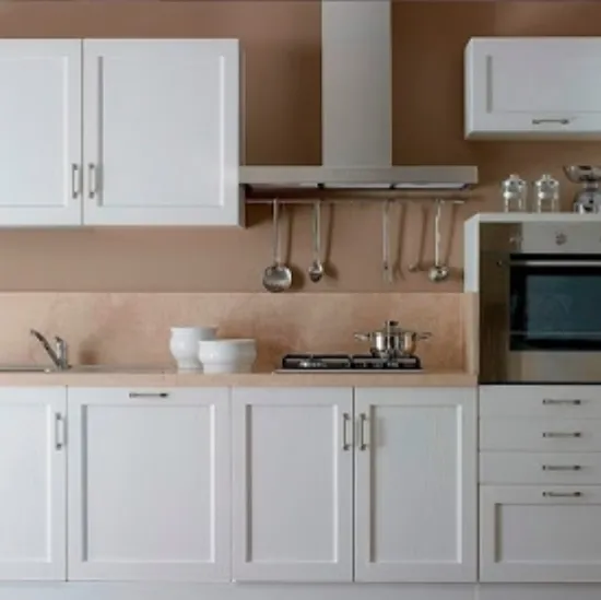 Cucina Classica lineare in legno laccato Bianco con top in Travertino Chimera di Le Cucine dei Mastri