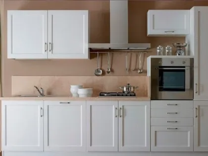 Cucina Classica lineare in legno laccato Bianco con top in Travertino Chimera di Le Cucine dei Mastri