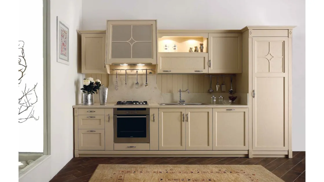 Cucina Classica lineare in laccato beige con top in Travertino Chimera di Le Cucine dei Mastri