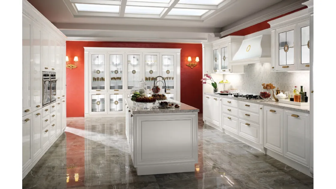 Cucina Classica con isola Imperiale in laccato Bianco Lucido di Le Cucine dei Mastri