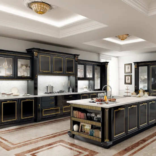 Cucina Classica con isola in laccato Nero Lucido con finiture oro e top in marmo Imperiale di Le Cucine dei Mastri