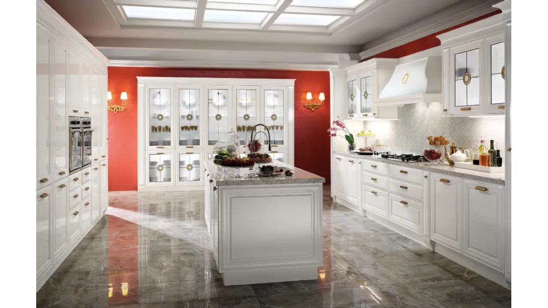 Cucina Classica con isola in laccato lucido Bianco e top in marmo Imperiale di Le Cucine dei Mastri