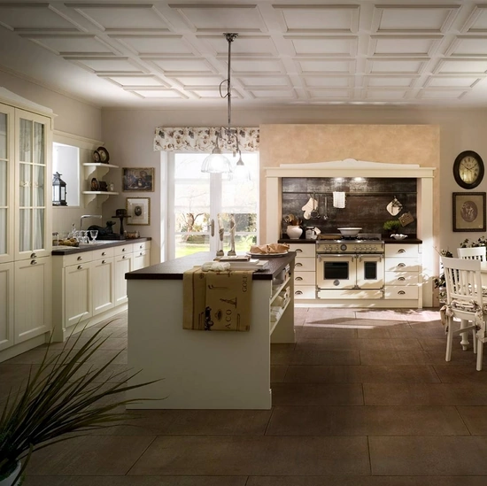 Cucina Classica con isola in legno laccato con pensili a vetrina Sweet Kitchen English Style di Callesella
