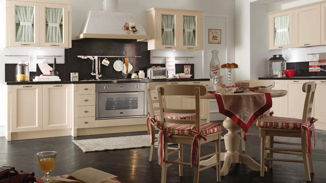 Cucina Classica angolare in legno laccato con pensili a vetrina e tavolo rotondo in massello di abete Sweet Kitchen Romantic Light di Callesella