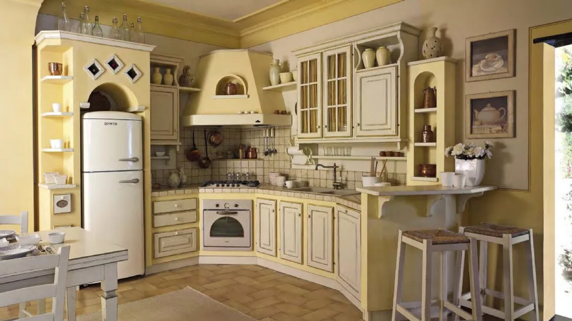 Cucina angolare in Muratura Mastro Dante in legno finitura Bianco Antico con bordo Giallo Le Cucine dei Mastri