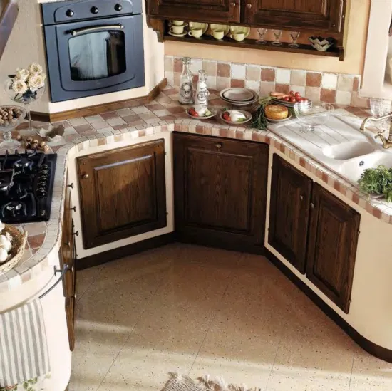 Cucina angolare in Muratura in legno di castagno e top in ceramica a tre colori Mastro Oreste di Le Cucine dei Mastri