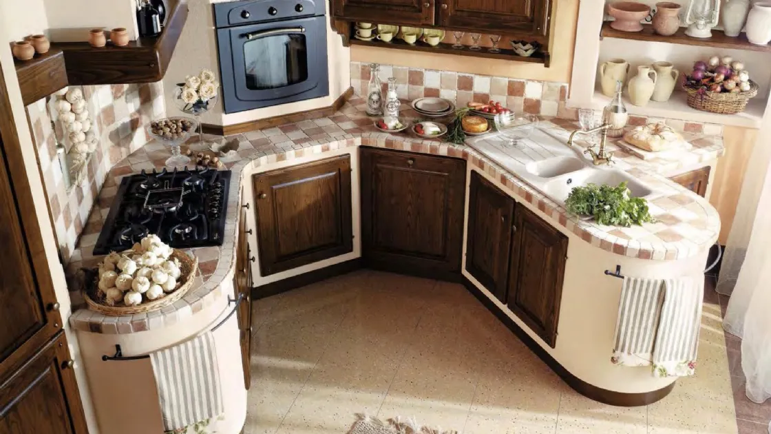 Cucina angolare in Muratura in legno di castagno e top in ceramica a tre colori Mastro Oreste di Le Cucine dei Mastri