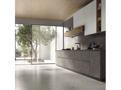 Cucina Moderna lineare AL 32 Spaccato Cognac, vetro opaco e HPL Grafite di Arrex