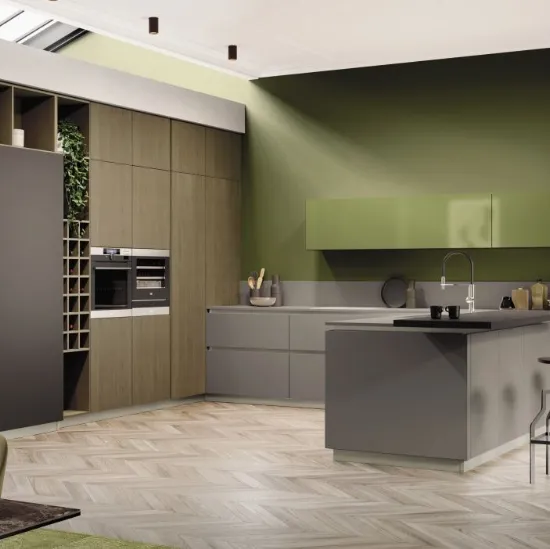 Cucina Moderna angolare con penisola AL 32 in Fenix Grigio Londra e pensili in Vetro Verde Oliva di Arrex