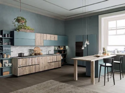 Cucina Moderna lineare in abete saponato antico e laccato petrolio Atelier English di Callesella