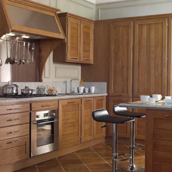 Cucina lineare Moderna Clohe in legno finitura Cognac con top in granito di Le Cucine dei Mastri