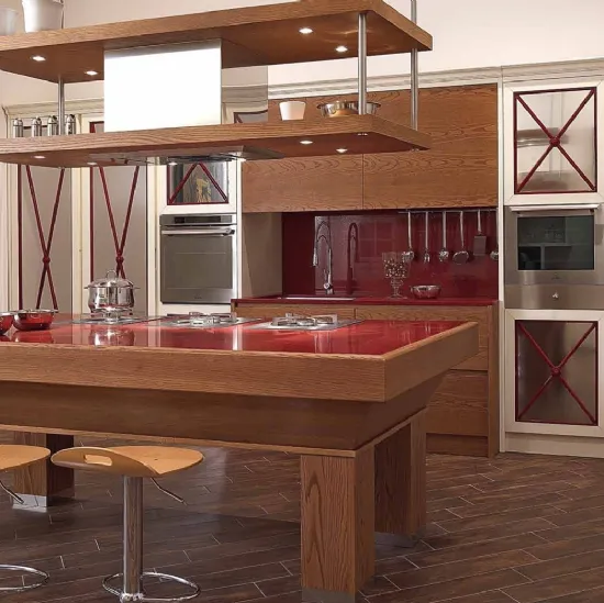 Cucina Moderna con isola in legno di frassino, top in laccato lucido rosso e ante in acciaio lucidato a specchio Hermitage di Le Cucine dei Mastri
