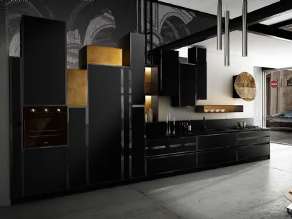 Cucina Moderna lineare in vetro molato Nero opaco con particolari in finitura oro Murano di Le Cucine dei Mastri