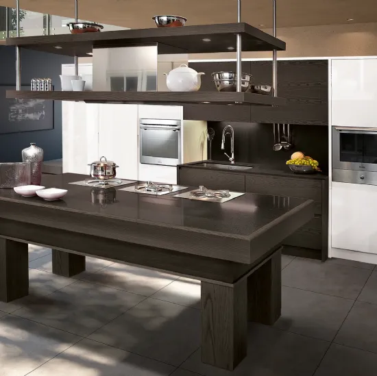 Cucina Moderna con isola Modula25 in Rovere Dark e laccato Bianco lucido di Le Cucine dei Mastri