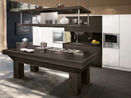 Cucina Moderna con isola Modula25 in Rovere Dark e laccato Bianco lucido di Le Cucine dei Mastri