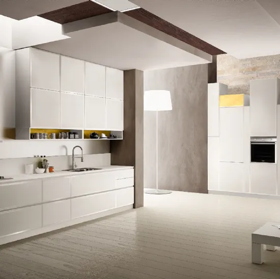 Cucina Moderna in vetro molato Bianco opaco con particolari in finitura oro Murano di Le Cucine dei Mastri