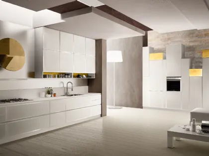 Cucina Moderna in vetro molato Bianco opaco con particolari in finitura oro Murano di Le Cucine dei Mastri