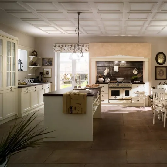 Cucina Shabby Chic con isola in legno laccato con pensili a vetrina Sweet Kitchen English Style di Callesella