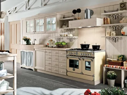 Cucina lineare Shabby Chic in legno con pensili a vetrina e base a giorno con lavello in marmo Everyday Canapa Talcato di Callesella