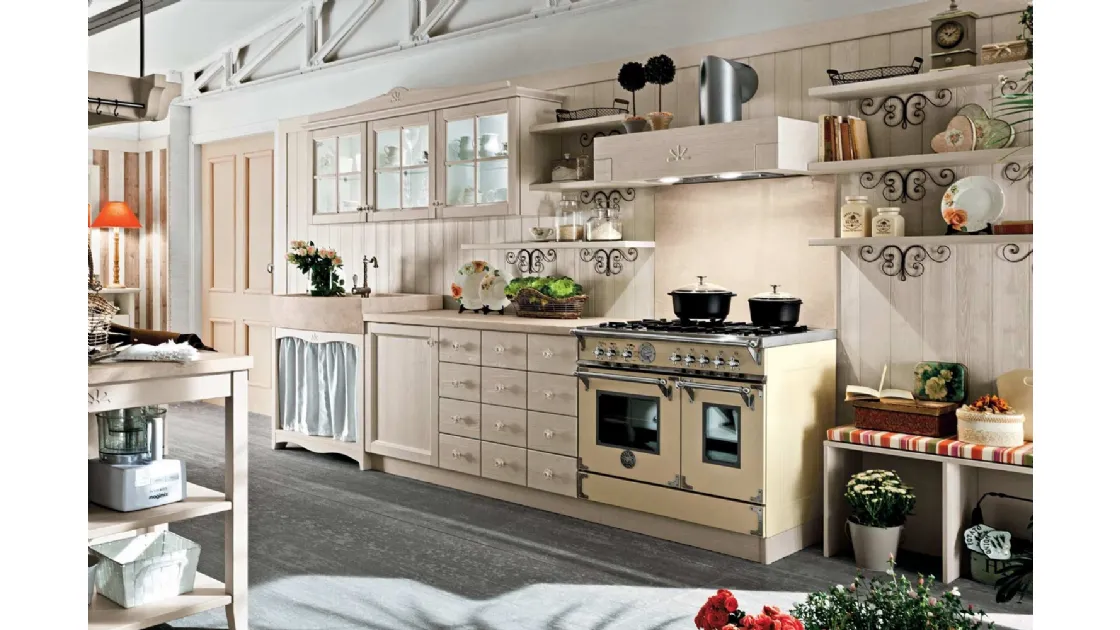 Cucina lineare Shabby Chic in legno con pensili a vetrina e base a giorno con lavello in marmo Everyday Canapa Talcato di Callesella