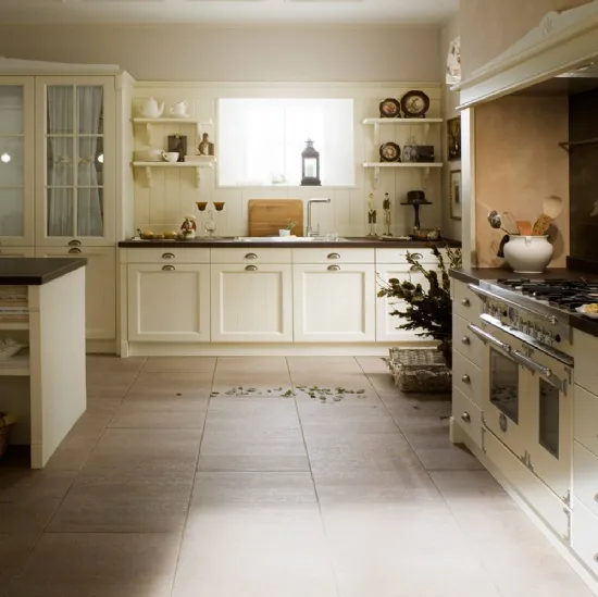 Cucina Shabby Chic lineare in legno laccato con pensili a vetrina Sweet Kitchen English Style di Callesella