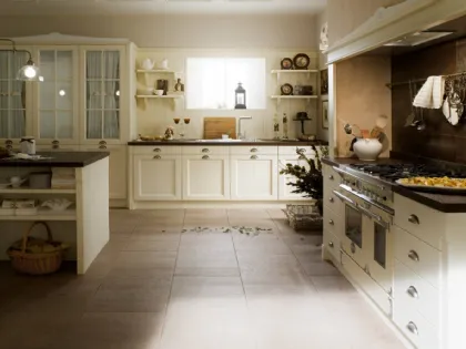 Cucina Shabby Chic lineare in legno laccato con pensili a vetrina Sweet Kitchen English Style di Callesella