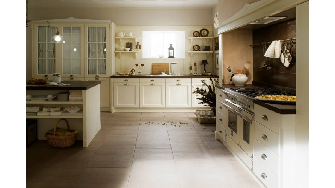 Cucina Shabby Chic lineare in legno laccato con pensili a vetrina Sweet Kitchen English Style di Callesella