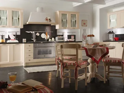 Cucina lineare Shabby Chic in legno laccato con pensili a vetrina e tavolo rotondo in massello di abete Sweet Kitchen Romantic Light di Callesella